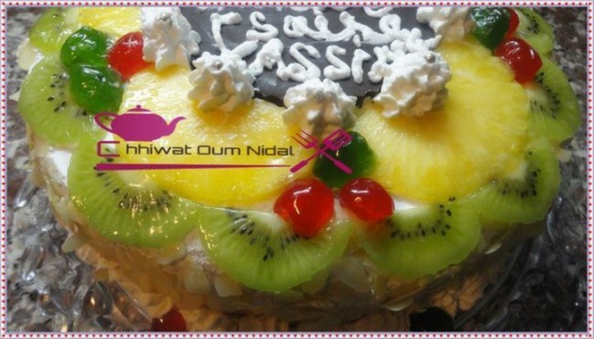 anniversaire, cake, cake ananas, cake fruits, chhiwate, creme ananas, cuisine, cuisine marocaine, cuisine oum nidal, cuisineoumnidal, fruits, gateau, oum nidal, recette, أم نضال, ام نضال, حلويات, شهيوات, شهيوات مغربية, طارت, عيد ميلاد, كريم الأناناس, كريما, كريمة, كيك, كيك طبقات, كيك مزين بالفواكه, كيكي المناسبات, مطبخ, مطبخ أم نضال, وصفة