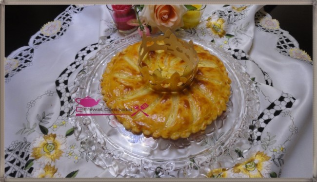 galette des rois, tarte amande, creme, crème, pate feuilletée, pate feuilletee, cuisine oum nidal, cuisine marocaine, recette, chhiwate, sucree, sucrée, gateau, عجين مورق, فطيرة الملوك, طارت اللوز, كريم, وصفة, حلوى, حلويات, كاطو, شهيوات مغربية, أم نضال, أطباق حلوة