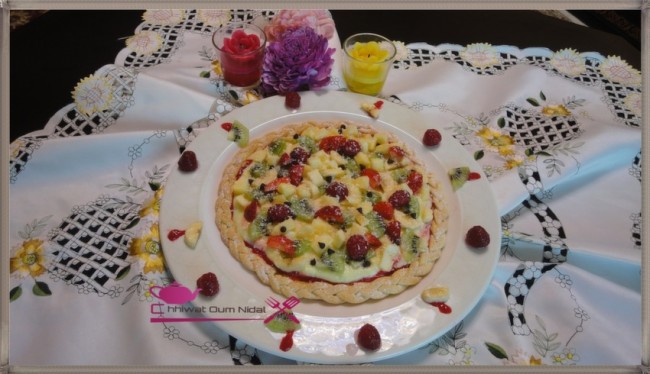 pizza fruits, couli fraise, crème patissère, tarte, pate sucrée, sucree, cuisine marocaine, cuisine oum nidal, chhiwate, recette, framboise, شهيوات مغربية, أم نضال, بيتزا الفواكه, كولي الفرولة, الفريز, كريم باتسيير, كريمة الحلوى, طارت, حلوى, حلويات, عجين حلو