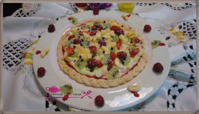 pizza fruits, couli fraise, crème patissère, tarte, pate sucrée, sucree, cuisine marocaine, cuisine oum nidal, chhiwate, recette, framboise, شهيوات مغربية, أم نضال, بيتزا الفواكه, كولي الفرولة, الفريز, كريم باتسيير, كريمة الحلوى, طارت, حلوى, حلويات, عجين حلو