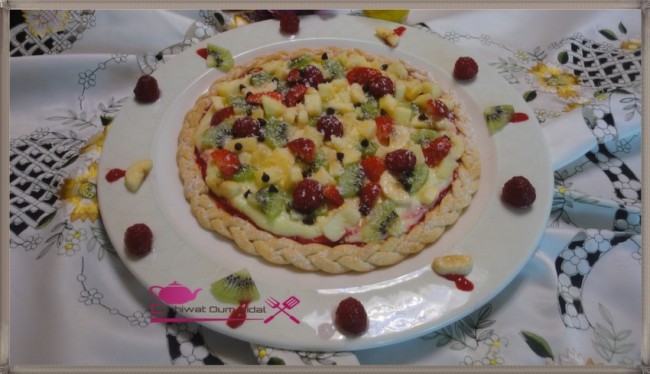 pizza fruits, couli fraise, crème patissère, tarte, pate sucrée, sucree, cuisine marocaine, cuisine oum nidal, chhiwate, recette, framboise, شهيوات مغربية, أم نضال, بيتزا الفواكه, كولي الفرولة, الفريز, كريم باتسيير, كريمة الحلوى, طارت, حلوى, حلويات, عجين حلو