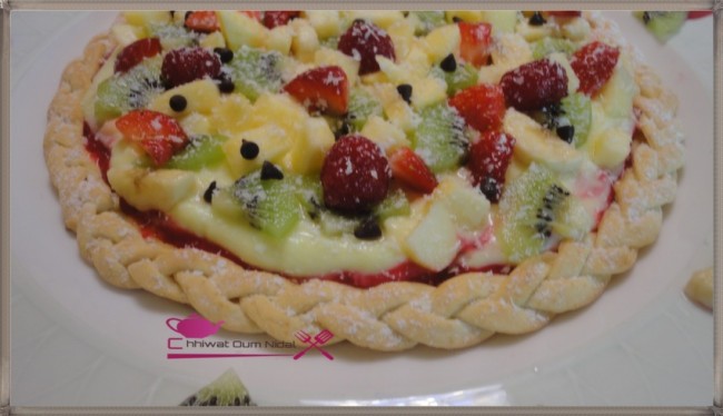 pizza fruits, couli fraise, crème patissère, tarte, pate sucrée, sucree, cuisine marocaine, cuisine oum nidal, chhiwate, recette, framboise, شهيوات مغربية, أم نضال, بيتزا الفواكه, كولي الفرولة, الفريز, كريم باتسيير, كريمة الحلوى, طارت, حلوى, حلويات, عجين حلو