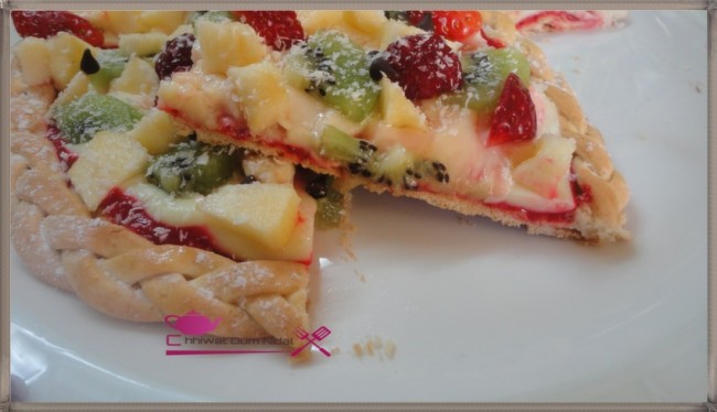 pizza fruits, couli fraise, crème patissère, tarte, pate sucrée, sucree, cuisine marocaine, cuisine oum nidal, chhiwate, recette, framboise, شهيوات مغربية, أم نضال, بيتزا الفواكه, كولي الفرولة, الفريز, كريم باتسيير, كريمة الحلوى, طارت, حلوى, حلويات, عجين حلو