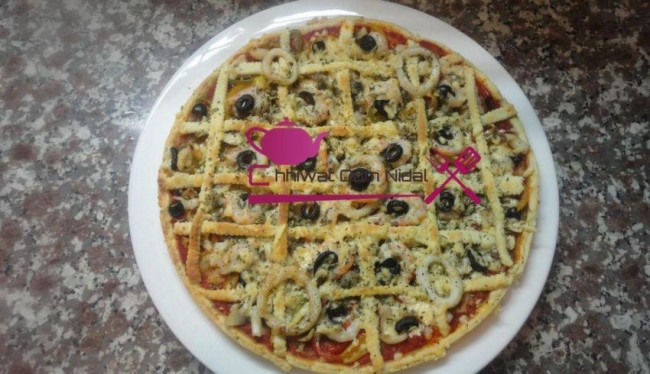 pizza etoile, pizza couronne, chhiwate, cuisine, cuisine marocaine, cuisine oum nidal, cuisineoumnidal, jombon, pizza sauce tomate, pizza au thon, pizza au fruits de mer, pate pizza, om nidal, pizza, recette, أم نضال, اطباق مالحة, ام نضال, بيتزا, شهيوات, شهيوات مغربية, صلصة الطماطم, عجينة, لحم مدخن, بيتزا فواكه البحر, بيتزا بالطون, بيتزا بصلصة الطماطم, بيتزا مالحة, بيتزا على شكل تاج, بيتزا على شكل تاج, عجين البيتزا, عجينة البيتزا, مطبخ أم نضال, مملحات, وصفة