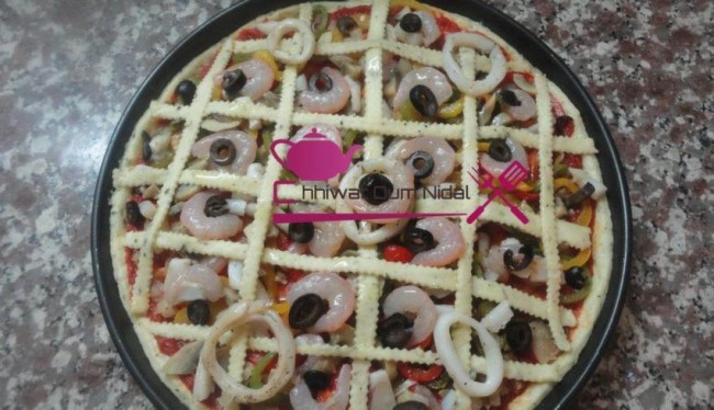 pizza etoile, pizza couronne, chhiwate, cuisine, cuisine marocaine, cuisine oum nidal, cuisineoumnidal, jombon, pizza sauce tomate, pizza au thon, pizza au fruits de mer, pate pizza, om nidal, pizza, recette, أم نضال, اطباق مالحة, ام نضال, بيتزا, شهيوات, شهيوات مغربية, صلصة الطماطم, عجينة, لحم مدخن, بيتزا فواكه البحر, بيتزا بالطون, بيتزا بصلصة الطماطم, بيتزا مالحة, بيتزا على شكل تاج, بيتزا على شكل تاج, عجين البيتزا, عجينة البيتزا, مطبخ أم نضال, مملحات, وصفة