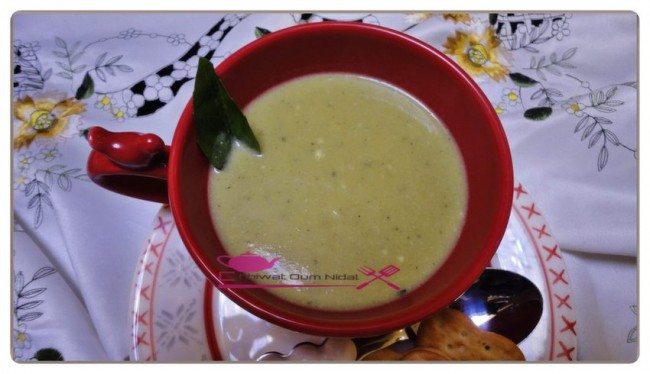 soupe corgette, basilic, poireau, chhiwate, cuisine marocaine, cuisine oum nidal, recette, facile, شهيوات مغربية, أم نضال, وصفة, حساء القرع الاخضر, بوارو, حبق, سهلة