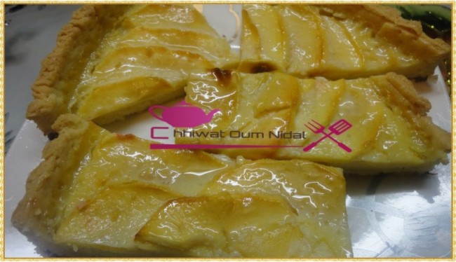 tarte crème pomme, gateau, tarte pomme, décoration pomme, tarte facile, pate sablée, sablee, recette, pate brisée, cuisine marocaine, cuisine oum nidal, chhiwate, شهيوات مغربية, أم نضال, طارت التفاح, طارت مزينة, كريم , كريم التفاح, كريمة, عجين الصابلي, عجين مكسر, عجينة, وصفة, حلويات, حلوى