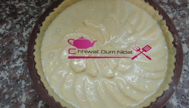 tarte crème pomme, gateau, tarte pomme, décoration pomme, tarte facile, pate sablée, sablee, recette, pate brisée, cuisine marocaine, cuisine oum nidal, chhiwate, شهيوات مغربية, أم نضال, طارت التفاح, طارت مزينة, كريم , كريم التفاح, كريمة, عجين الصابلي, عجين مكسر, عجينة, وصفة, حلويات, حلوى