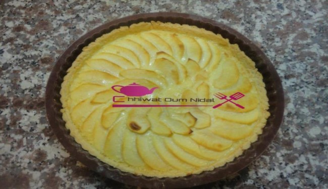 tarte crème pomme, gateau, tarte pomme, décoration pomme, tarte facile, pate sablée, sablee, recette, pate brisée, cuisine marocaine, cuisine oum nidal, chhiwate, شهيوات مغربية, أم نضال, طارت التفاح, طارت مزينة, كريم , كريم التفاح, كريمة, عجين الصابلي, عجين مكسر, عجينة, وصفة, حلويات, حلوى