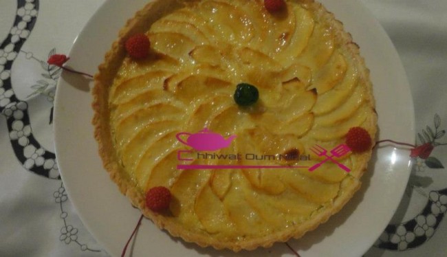 tarte crème pomme, gateau, tarte pomme, décoration pomme, tarte facile, pate sablée, sablee, recette, pate brisée, cuisine marocaine, cuisine oum nidal, chhiwate, شهيوات مغربية, أم نضال, طارت التفاح, طارت مزينة, كريم , كريم التفاح, كريمة, عجين الصابلي, عجين مكسر, عجينة, وصفة, حلويات, حلوى