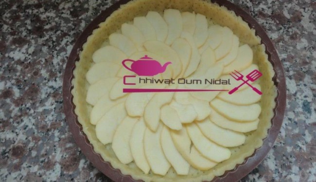 tarte crème pomme, gateau, tarte pomme, décoration pomme, tarte facile, pate sablée, sablee, recette, pate brisée, cuisine marocaine, cuisine oum nidal, chhiwate, شهيوات مغربية, أم نضال, طارت التفاح, طارت مزينة, كريم , كريم التفاح, كريمة, عجين الصابلي, عجين مكسر, عجينة, وصفة, حلويات, حلوى