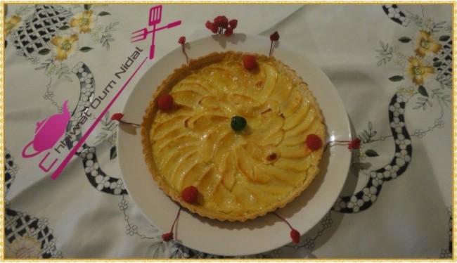 tarte crème pomme, gateau, tarte pomme, décoration pomme, tarte facile, pate sablée, sablee, recette, pate brisée, cuisine marocaine, cuisine oum nidal, chhiwate, شهيوات مغربية, أم نضال, طارت التفاح, طارت مزينة, كريم , كريم التفاح, كريمة, عجين الصابلي, عجين مكسر, عجينة, وصفة, حلويات, حلوى