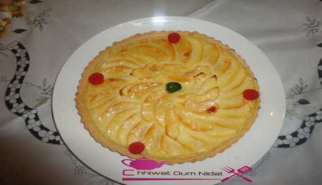 tarte crème pomme, gateau, tarte pomme, décoration pomme, tarte facile, pate sablée, sablee, recette, pate brisée, cuisine marocaine, cuisine oum nidal, chhiwate, شهيوات مغربية, أم نضال, طارت التفاح, طارت مزينة, كريم , كريم التفاح, كريمة, عجين الصابلي, عجين مكسر, عجينة, وصفة, حلويات, حلوى