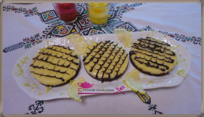 anniversaire, chhiwate, creme, crème chocolat noir, cuisine marocaine, cuisine oum nidal, cuisineoumnidal, crème citron, gateau, tartelette citron, om nidal, oum nidal, pate cornflakes, pate tarte,pate brisée, petite tarte, recette, sucree, tartelette citron base cornflakes, أطباق حلوة, أم نضال, ام نضال, حلوى, حلويات, شهيوات, شهيوات مغربية, طارت صغيرة, طارتوليت الحامض بقاعدة الكورنفلكس, طارتوليت الليمون, طارتوليت بكريم الحامض و الشوكولا, طورتات صغيرة, عجين الطارت بالكورنفلكس, طارت, عيد ميلاد, كريمة, محليات, مطبخ أم نضال, كاطو