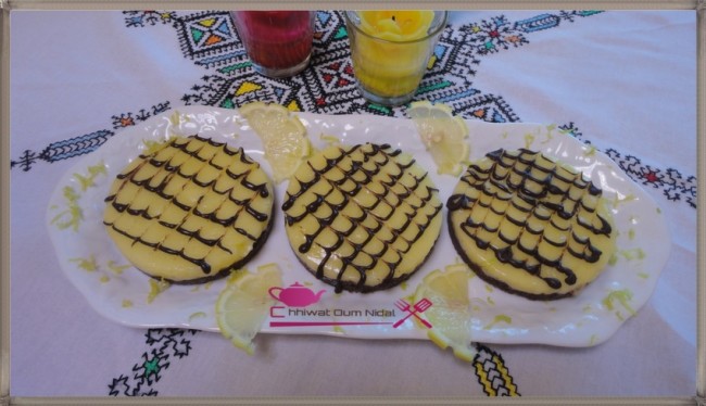 anniversaire, chhiwate, creme, crème chocolat noir, cuisine marocaine, cuisine oum nidal, cuisineoumnidal, crème citron, gateau, tartelette citron, om nidal, oum nidal, pate cornflakes, pate tarte,pate brisée, petite tarte, recette, sucree, tartelette citron base cornflakes, أطباق حلوة, أم نضال, ام نضال, حلوى, حلويات, شهيوات, شهيوات مغربية, طارت صغيرة, طارتوليت الحامض بقاعدة الكورنفلكس, طارتوليت الليمون, طارتوليت بكريم الحامض و الشوكولا, طورتات صغيرة, عجين الطارت بالكورنفلكس, طارت, عيد ميلاد, كريمة, محليات, مطبخ أم نضال, كاطو