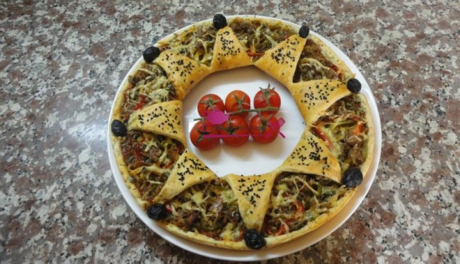 pizza etoile, pizza couronne, chhiwate, cuisine, cuisine marocaine, cuisine oum nidal, cuisineoumnidal, jombon, pizza sauce tomate, pizza au thon, pizza au fruits de mer, pate pizza, om nidal, pizza, recette, أم نضال, اطباق مالحة, ام نضال, بيتزا, شهيوات, شهيوات مغربية, صلصة الطماطم, عجينة, لحم مدخن, بيتزا فواكه البحر, بيتزا بالطون, بيتزا بصلصة الطماطم, بيتزا مالحة, بيتزا على شكل تاج, بيتزا على شكل تاج, مطبخ أم نضال, مملحات, وصفة