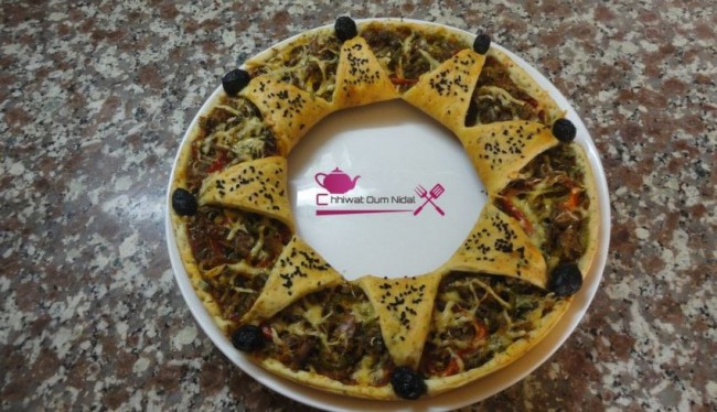 pizza etoile, pizza couronne, chhiwate, cuisine, cuisine marocaine, cuisine oum nidal, cuisineoumnidal, jombon, pizza sauce tomate, pizza au thon, pizza au fruits de mer, pate pizza, om nidal, pizza, recette, أم نضال, اطباق مالحة, ام نضال, بيتزا, شهيوات, شهيوات مغربية, صلصة الطماطم, عجينة, لحم مدخن, بيتزا فواكه البحر, بيتزا بالطون, بيتزا بصلصة الطماطم, بيتزا مالحة, بيتزا على شكل تاج, بيتزا على شكل تاج, مطبخ أم نضال, مملحات, وصفة