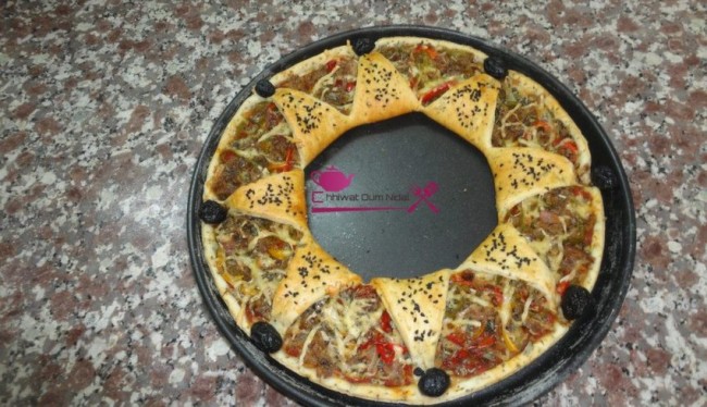 pizza etoile, pizza couronne, chhiwate, cuisine, cuisine marocaine, cuisine oum nidal, cuisineoumnidal, jombon, pizza sauce tomate, pizza au thon, pizza au fruits de mer, pate pizza, om nidal, pizza, recette, أم نضال, اطباق مالحة, ام نضال, بيتزا, شهيوات, شهيوات مغربية, صلصة الطماطم, عجينة, لحم مدخن, بيتزا فواكه البحر, بيتزا بالطون, بيتزا بصلصة الطماطم, بيتزا مالحة, بيتزا على شكل تاج, بيتزا على شكل تاج, مطبخ أم نضال, مملحات, وصفة