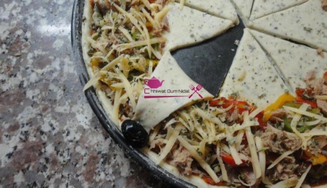 pizza etoile, pizza couronne, chhiwate, cuisine, cuisine marocaine, cuisine oum nidal, cuisineoumnidal, jombon, pizza sauce tomate, pizza au thon, pizza au fruits de mer, pate pizza, om nidal, pizza, recette, أم نضال, اطباق مالحة, ام نضال, بيتزا, شهيوات, شهيوات مغربية, صلصة الطماطم, عجينة, لحم مدخن, بيتزا فواكه البحر, بيتزا بالطون, بيتزا بصلصة الطماطم, بيتزا مالحة, بيتزا على شكل تاج, بيتزا على شكل تاج, مطبخ أم نضال, مملحات, وصفة