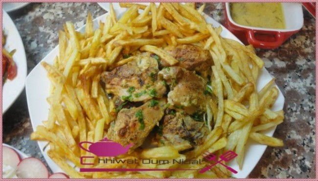 poulet sauce yaourt au four, chhiwate, plats poulets, cuisine marocaine, cuisineoumnidal, sauce yaourt, sauce champignon, om nidal, escalope de dinde, recette, أم نضال, صلصة الياغورت, دجاج بصلصة الياغورت في الفرن, شرائح الدجاج, الديك الرومي, الداند, شهيوات مغربية, مطبخ أم نضال, أطباق الدجاج, وصفة  