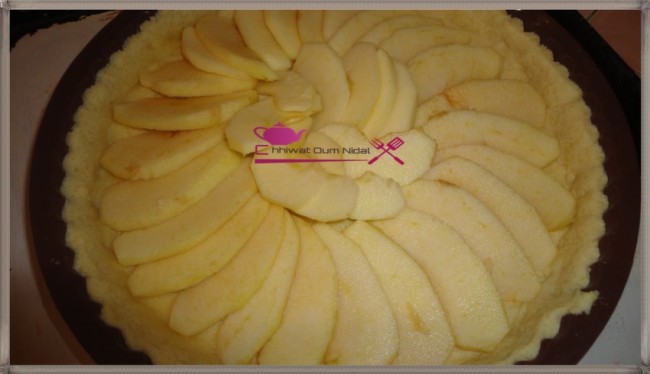 tarte crème pomme, gateau, tarte pomme, décoration pomme, tarte pomme à la crème, tarte facile, pate sablée, sablee, recette, pate brisée, cuisine marocaine, cuisine oum nidal, chhiwate, شهيوات مغربية, أم نضال, طارت التفاح, طارت التفاح بالكريمة, طارت مزينة, كريم , كريم التفاح, كريمة, عجين الصابلي, عجين مكسر, عجينة, وصفة, حلويات, حلوى