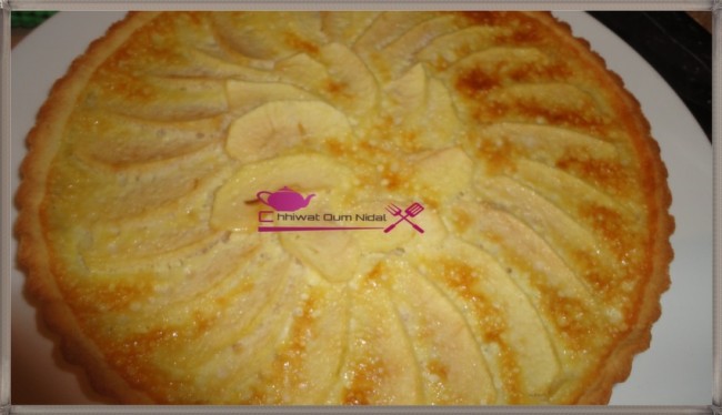 tarte crème pomme, gateau, tarte pomme, décoration pomme, tarte pomme à la crème, tarte facile, pate sablée, sablee, recette, pate brisée, cuisine marocaine, cuisine oum nidal, chhiwate, شهيوات مغربية, أم نضال, طارت التفاح, طارت التفاح بالكريمة, طارت مزينة, كريم , كريم التفاح, كريمة, عجين الصابلي, عجين مكسر, عجينة, وصفة, حلويات, حلوى