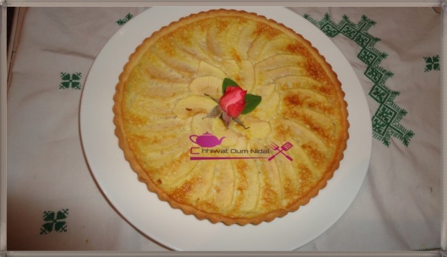 tarte crème pomme, gateau, tarte pomme, décoration pomme, tarte pomme à la crème, tarte facile, pate sablée, sablee, recette, pate brisée, cuisine marocaine, cuisine oum nidal, chhiwate, شهيوات مغربية, أم نضال, طارت التفاح, طارت التفاح بالكريمة, طارت مزينة, كريم , كريم التفاح, كريمة, عجين الصابلي, عجين مكسر, عجينة, وصفة, حلويات, حلوى