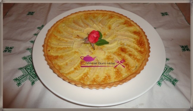 tarte crème pomme, gateau, tarte pomme, décoration pomme, tarte pomme à la crème, tarte facile, pate sablée, sablee, recette, pate brisée, cuisine marocaine, cuisine oum nidal, chhiwate, شهيوات مغربية, أم نضال, طارت التفاح, طارت التفاح بالكريمة, طارت مزينة, كريم , كريم التفاح, كريمة, عجين الصابلي, عجين مكسر, عجينة, وصفة, حلويات, حلوى