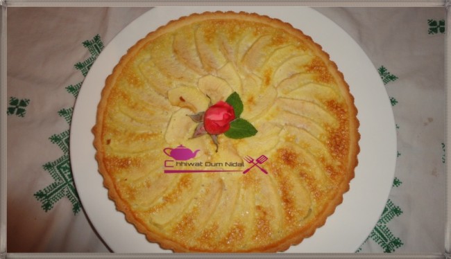 tarte crème pomme, gateau, tarte pomme, décoration pomme, tarte pomme à la crème, tarte facile, pate sablée, sablee, recette, pate brisée, cuisine marocaine, cuisine oum nidal, chhiwate, شهيوات مغربية, أم نضال, طارت التفاح, طارت التفاح بالكريمة, طارت مزينة, كريم , كريم التفاح, كريمة, عجين الصابلي, عجين مكسر, عجينة, وصفة, حلويات, حلوى