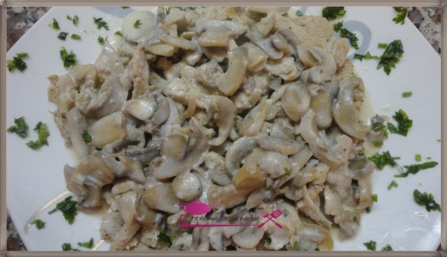 emincé de poulet au sauce blanche et champignon, chhiwate, plats poulets, cuisine marocaine, cuisineoumnidal, sauce blanche, sauce champignon, om nidal, escalope de dinde, recette, أم نضال, صلصة الفطر, قطع الدجاج بالصلصة البيضاء و الفطر, شرائح الدجاج, الديك الرومي, الداند, الصلصة البيضاء, شهيوات مغربية, مطبخ أم نضال, أطباق الدجاج, وصفة