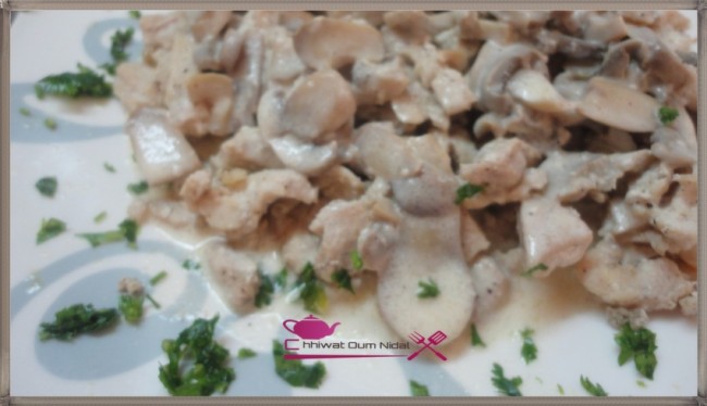 emincé de  poulet au sauce blanche et champignon, chhiwate, plats poulets, cuisine marocaine, cuisineoumnidal, sauce blanche, sauce champignon, om nidal, escalope de dinde, recette, أم نضال, صلصة الفطر, قطع الدجاج بالصلصة البيضاء و الفطر, شرائح الدجاج, الديك الرومي, الداند, الصلصة البيضاء, شهيوات مغربية, مطبخ أم نضال, أطباق الدجاج, وصفة  