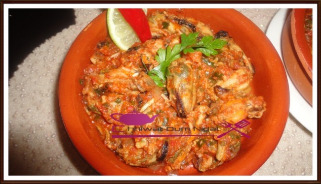 bouzroug, les moules, chhiwate, cuisine marocaine, cuisine oum nidal, recette, plats poisson, sauce tomate, شهيوات مغربية, أطباق السمك, اطباق السمك, بوزروك, بلح البحر, وصفة, أم نضال, صلصة الطماطم, وصفة سهلة