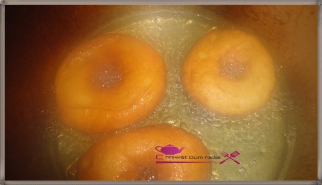 donuts, beignet, chhiwate, cuisine oum nidal, cuisine marocaine, recette, plats sucrée, sucree, gateau, شهيوات مغربية, أم نضال, دونات, بينيي, اسفنج, حلويات, معجنات حلوة, أطباق حلوة, وصفة