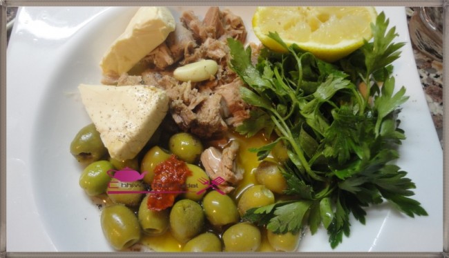 pate sauce olives, tageliatelles sauce olives, cornichons, thon, persil, cuisine oum nidal, cuisine marocaine, chhiwate, om nodal, recette, recette facile, recette dinner, معجنات بصلصة الزيتون, طاكلياطيل بصلصة الزيتون و الطون, شهيوات مغربية, أم نضال, وصفات عشاء, وصفات سهلة, مقبلات ساخنة