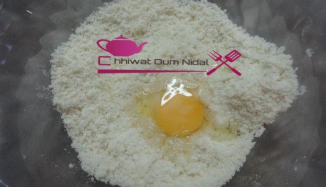 tarte crème pomme, gateau, tarte pomme, décoration pomme, tarte facile, pate sablée, sablee, recette, pate brisée, cuisine marocaine, cuisine oum nidal, chhiwate, شهيوات مغربية, أم نضال, طارت التفاح, طارت مزينة, كريم , كريم التفاح, كريمة, عجين الصابلي, عجين مكسر, عجينة, وصفة, حلويات, حلوى