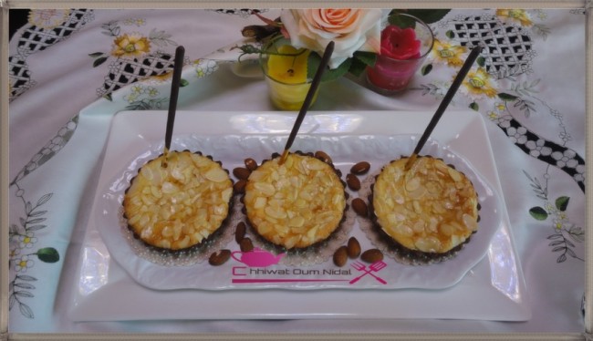 tartelette amande, petite tarte, crème amande, creme, pate chcolat, cacao, marron, cuisine marocaine, chhiwate, cuisine oum nidal, recette, sucrée, sucree, gateau, amande effilée, شهيوات مغربية, أم نضال, وصفة, طارتوليت اللوز, كريم اللوز, كريمة, كريما, عجين الطارت بالشوكولا, طارت صغيرة, طورتات صغيرة, حلوى, حلويات, أطباق حلوة