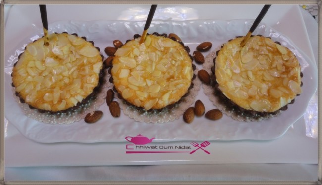 tartelette amande, petite tarte, crème amande, creme, pate chcolat, cacao, marron, cuisine marocaine, chhiwate, cuisine oum nidal, recette, sucrée, sucree, gateau, amande effilée, شهيوات مغربية, أم نضال, وصفة, طارتوليت اللوز, كريم اللوز, كريمة, كريما, عجين الطارت بالشوكولا, طارت صغيرة, طورتات صغيرة, حلوى, حلويات, أطباق حلوة