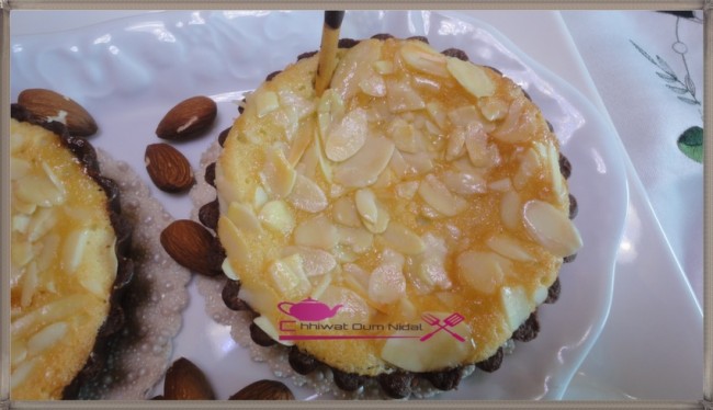 tartelette amande, petite tarte, crème amande, creme, pate chcolat, cacao, marron, cuisine marocaine, chhiwate, cuisine oum nidal, recette, sucrée, sucree, gateau, amande effilée, شهيوات مغربية, أم نضال, وصفة, طارتوليت اللوز, كريم اللوز, كريمة, كريما, عجين الطارت بالشوكولا, طارت صغيرة, طورتات صغيرة, حلوى, حلويات, أطباق حلوة