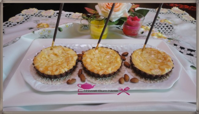 tartelette amande, petite tarte, crème amande, creme, pate chcolat, cacao, marron, cuisine marocaine, chhiwate, cuisine oum nidal, recette, sucrée, sucree, gateau, amande effilée, شهيوات مغربية, أم نضال, وصفة, طارتوليت اللوز, كريم اللوز, كريمة, كريما, عجين الطارت بالشوكولا, طارت صغيرة, طورتات صغيرة, حلوى, حلويات, أطباق حلوة