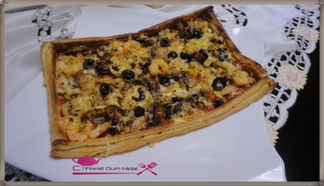 pate feuillete, pizza, chhiwate, cuisine, pate brisée salée, sauce blanche, cuisine marocaine, cuisine oum nidal, cuisineoumnidal, jombon, pizza sauce tomate, pizza au thon, pizza au fruits de mer au sauce blanche, pate pizza, om nidal, pizza, recette, أم نضال, اطباق مالحة, ام نضال, بيتزا مستطيلة, شهيوات, شهيوات مغربية, صلصة الطماطم, العجين المورق, لحم مدخن, بيتزا فواكه البحر بالعجين المورق, بيتزا بالطون, بيتزا بصلصة الطماطم, بيتزا مالحة, العجين المورق المالح, بيتزا صغيرة, عجين البيتزا, صلصة بيضاء, عجينة البيتزا, مطبخ أم نضال, مملحات, وصفة