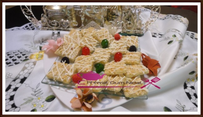 gateau carrée auxamandes, amandes effilées, halwa, chhiwate, cuisine marocaine, cuisine oum nidal, cuisineoumnidal, facile, gateau, gateaux fete, oum nidal, recette, recette facile, sucree, أطباق حلوة, أم نضال, ام نضال, حلويات, شهيوات, شهيوات مغربية, حلوى اللوز, حلوى برقائق اللوز, حلوى, مربعات اللوز , مطبخ أم نضال, وصفات, حلويات العيد, وصفة, وصفة سهلة