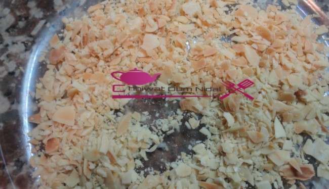 gateau carrée auxamandes, amandes effilées, halwa, chhiwate, cuisine marocaine, cuisine oum nidal, cuisineoumnidal, facile, gateau, gateaux fete, oum nidal, recette, recette facile, sucree, أطباق حلوة, أم نضال, ام نضال, حلويات, شهيوات, شهيوات مغربية, حلوى اللوز, حلوى برقائق اللوز, حلوى, مربعات اللوز , مطبخ أم نضال, وصفات, حلويات العيد, وصفة, وصفة سهلة