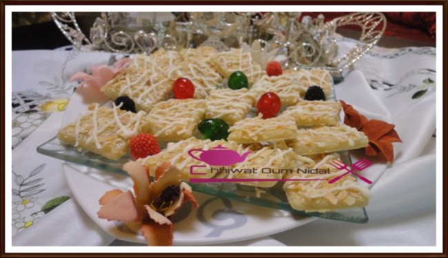 gateau carrée auxamandes, amandes effilées, halwa, chhiwate, cuisine marocaine, cuisine oum nidal, cuisineoumnidal, facile, gateau, gateaux fete, oum nidal, recette, recette facile, sucree, أطباق حلوة, أم نضال, ام نضال, حلويات, شهيوات, شهيوات مغربية, حلوى اللوز, حلوى برقائق اللوز, حلوى, مربعات اللوز , مطبخ أم نضال, وصفات, حلويات العيد, وصفة, وصفة سهلة