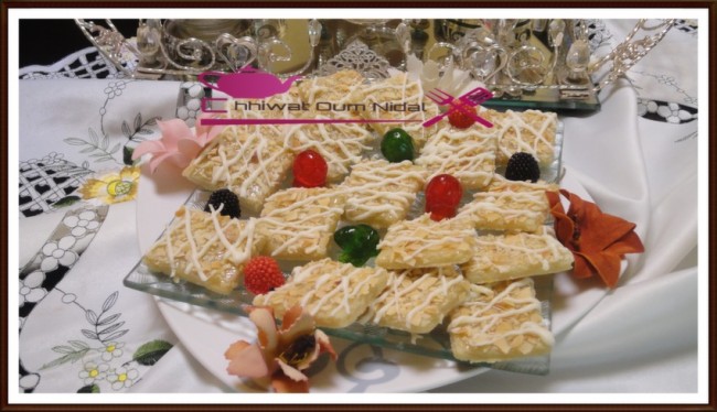 gateau carrée auxamandes, amandes effilées, halwa, chhiwate, cuisine marocaine, cuisine oum nidal, cuisineoumnidal, facile, gateau, gateaux fete, oum nidal, recette, recette facile, sucree, أطباق حلوة, أم نضال, ام نضال, حلويات, شهيوات, شهيوات مغربية, حلوى اللوز, حلوى برقائق اللوز, حلوى, مربعات اللوز , مطبخ أم نضال, وصفات, حلويات العيد, وصفة, وصفة سهلة