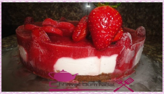 cheesecake fraise, cheese cake, tarte, biscuit, cuisine marocaine, cuisine oum nidal, recette, creme fraise, شهيوات مغربية, أم نضال, وصفة, تشيزكيك الفراولة, تشيز كيك, الفريز, وصفة, بيسكوي, كريم, كريمة