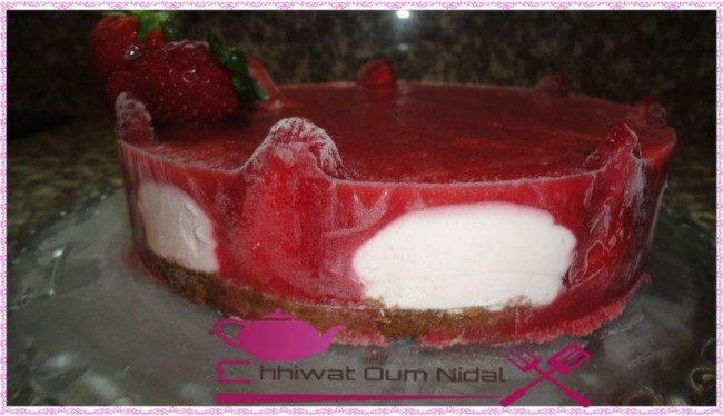 cheesecake fraise, cheese cake, tarte, biscuit, cuisine marocaine, cuisine oum nidal, recette, creme fraise, شهيوات مغربية, أم نضال, وصفة, تشيزكيك الفراولة, تشيز كيك, الفريز, وصفة, بيسكوي, كريم, كريمة