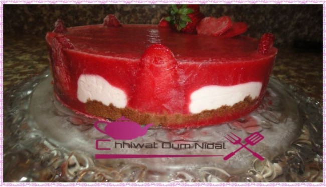 cheesecake fraise, cheese cake, tarte, biscuit, cuisine marocaine, cuisine oum nidal, recette, creme fraise, شهيوات مغربية, أم نضال, وصفة, تشيزكيك الفراولة, تشيز كيك, الفريز, وصفة, بيسكوي, كريم, كريمة