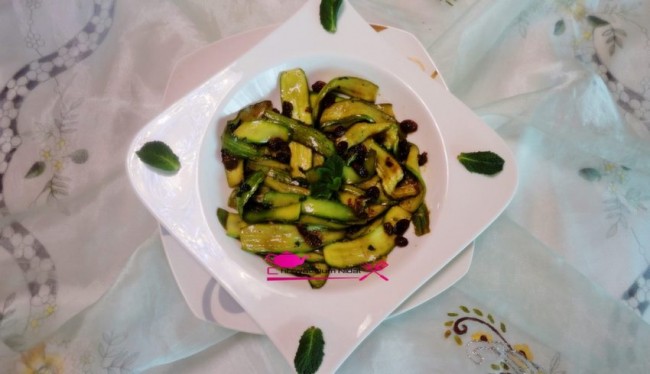 entrée courgette raisin, entree, salade, chaude, menthe, cuisine marocaine, chhiwate, salée, cuisine oum nidal, شهيوات مغربية, مقبل القرع الأخضر و الزبيب, كورجيت, سلطة ساخنة, أم نضال, نعناع, أطباق مالحة