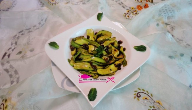 entrée courgette raisin, entree, salade, chaude, menthe, cuisine marocaine, chhiwate, salée, cuisine oum nidal, شهيوات مغربية, مقبل القرع الأخضر و الزبيب, كورجيت, سلطة ساخنة, أم نضال, نعناع, أطباق مالحة