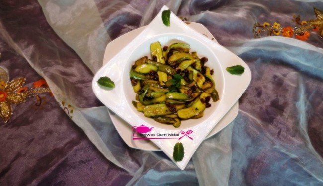 entrée courgette raisin, entree, salade, chaude, menthe, cuisine marocaine, chhiwate, salée, cuisine oum nidal, شهيوات مغربية, مقبل القرع الأخضر و الزبيب, كورجيت, سلطة ساخنة, أم نضال, نعناع, أطباق مالحة